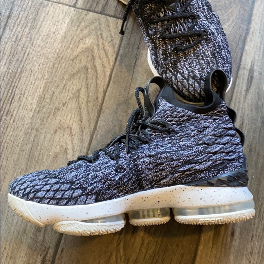 Nike Black and White Women's Sneakers - Picture 3 of 13